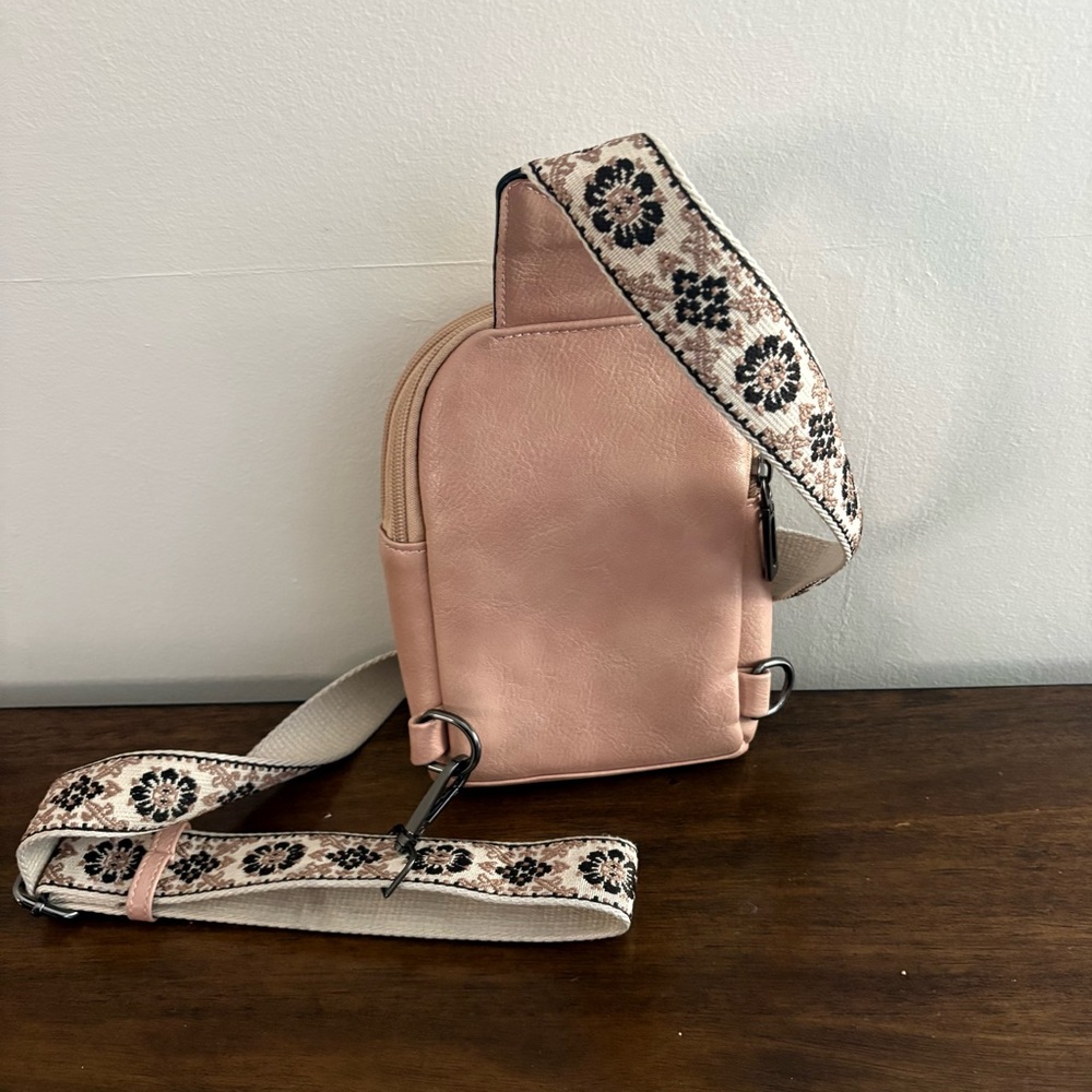 NWOT Imperial Horse Elegant Blush Pink Crossbody Bag Floral Strap boho travel - Picture 3 of 9